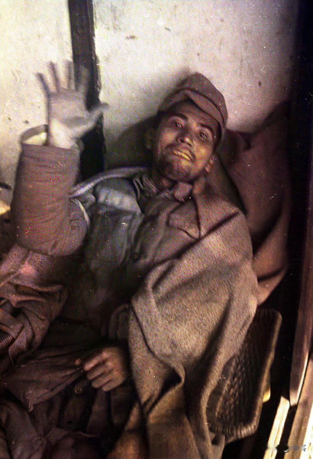 看到了吧，这是1943年常德会战被俘的日本兵！
被俘以后面对镜头竟然如此嚣张，丝