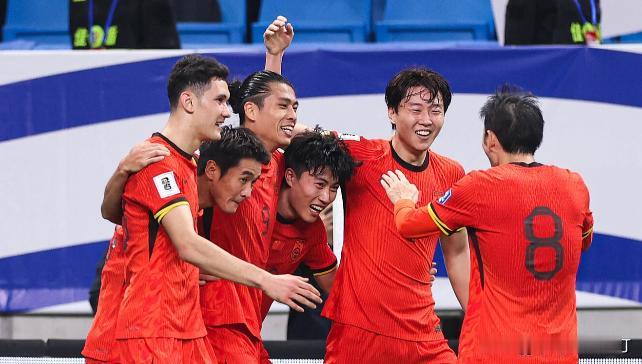 终于赢了！世预赛：国足2-1印尼重燃出线希望，张玉宁破门爆哭
第21分钟，蒋圣龙