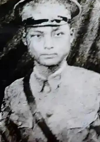 1934年，川军43军军长郭汝栋举着望远镜，看着前方山脊上红军抬着担架，部队已经
