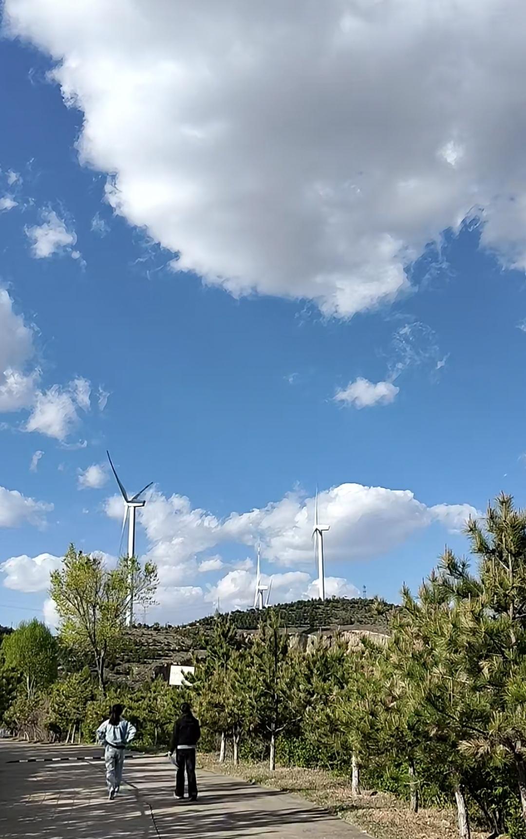 ＃可以分享一张你拍的天空美照吗＃
    这是我拍摄的一张蓝天白云晴空万里美照，