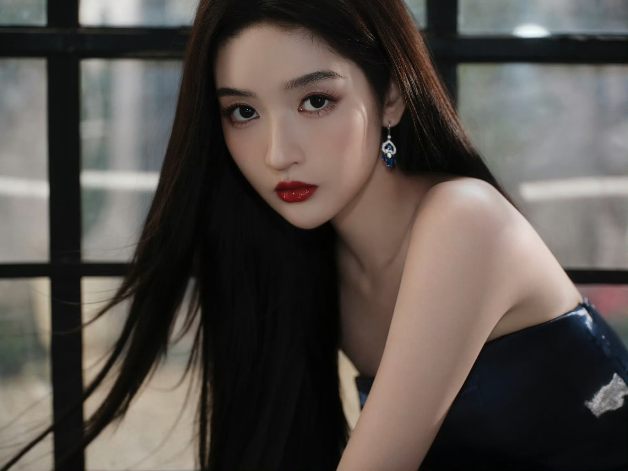 王玉雯那身姿、那气质，仿佛是从深海中走出的美人鱼，神秘而迷人，一出场就惊艳了众人