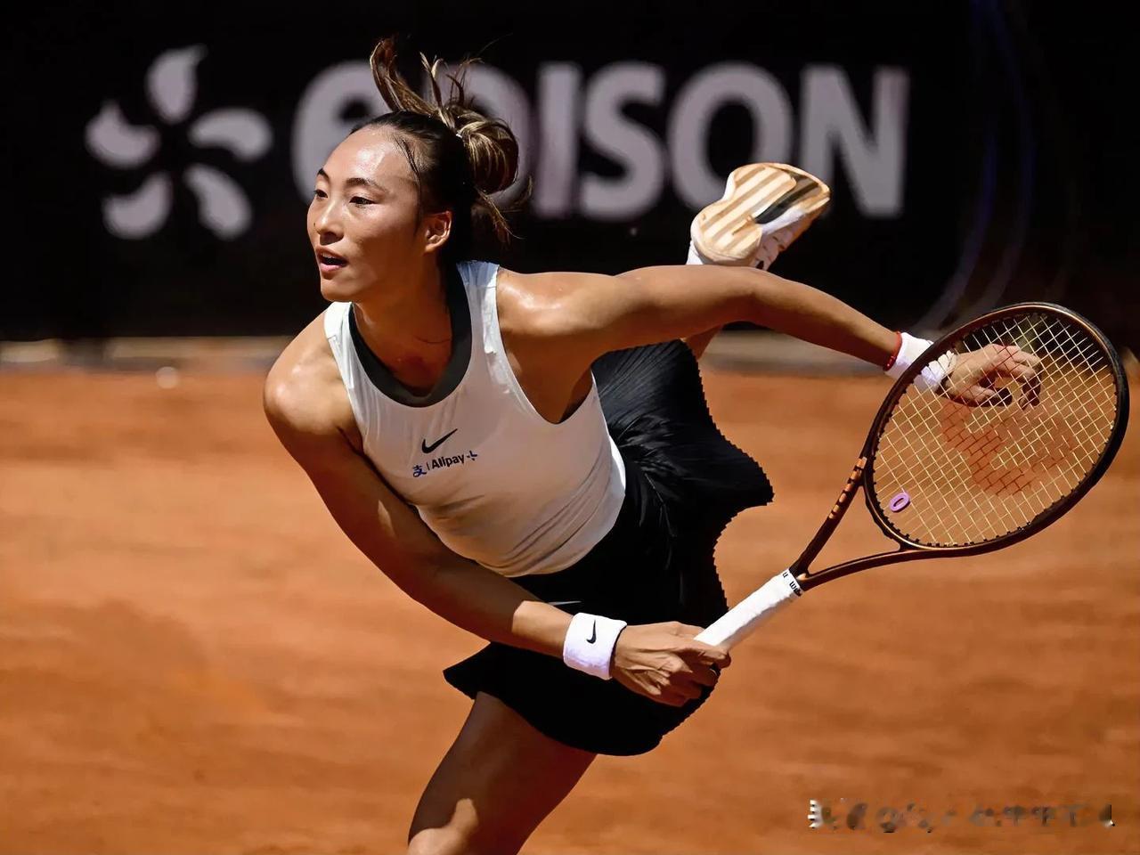 WTA1000罗马站女子单打第二轮，郑钦文顺利晋级。
在北京时间5月9日晚刚刚结