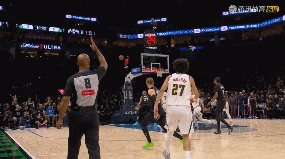 太残忍了……常规赛仅有的四名82场全先发球员之一迪文琴佐……赛季在这一刻结束了