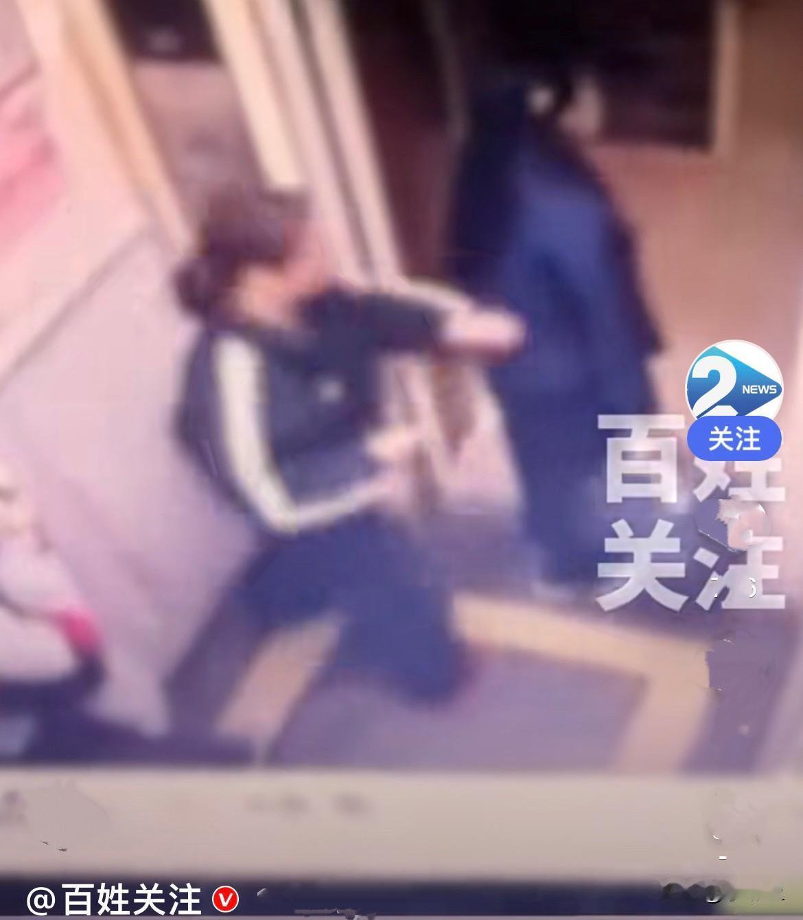 近日，早高峰时期，上班的上班，上学的上学，送娃的送娃，一栋楼某单元的电梯里，一宝