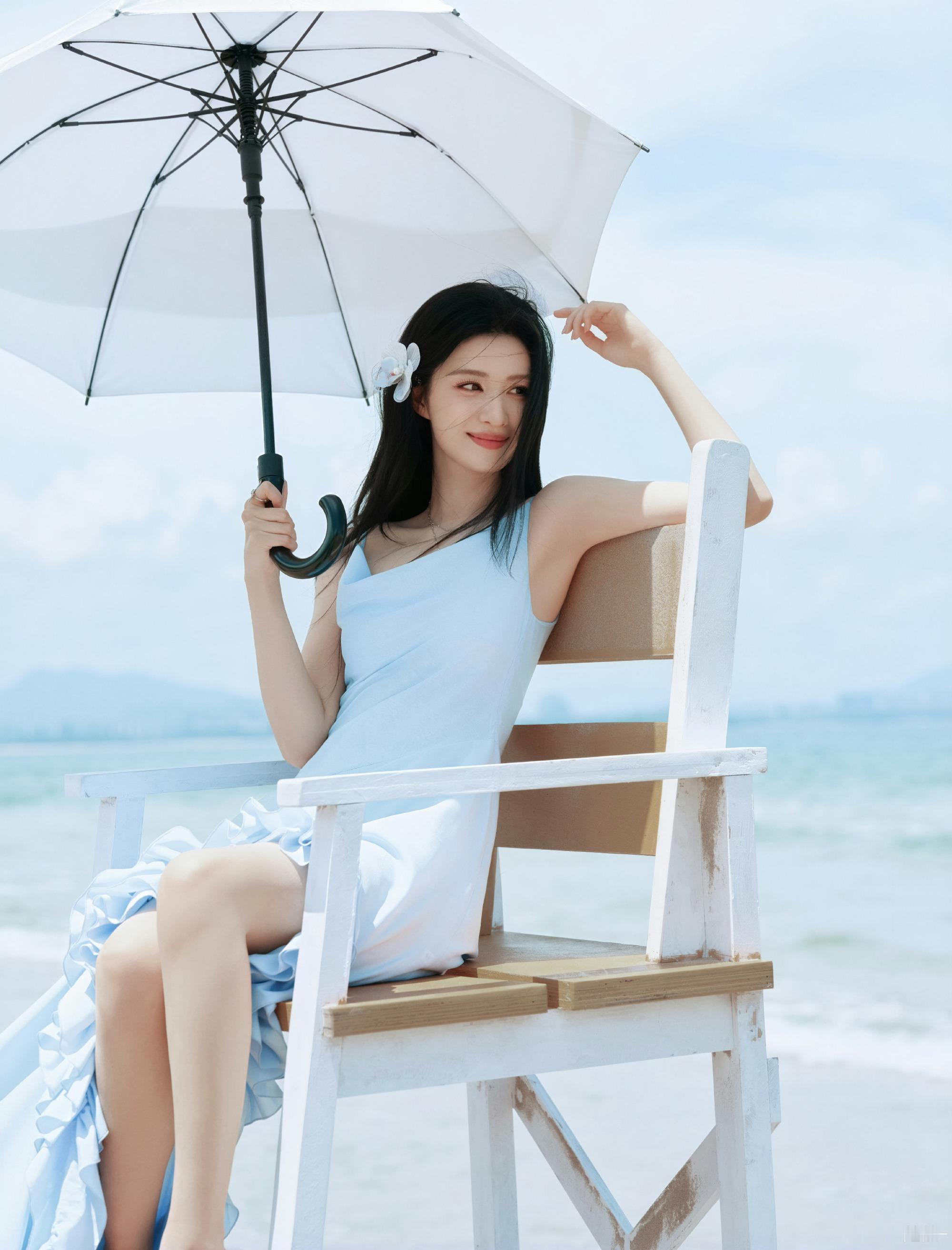 王楚然，蓝裙美腿，海边美拍好温柔。王楚然