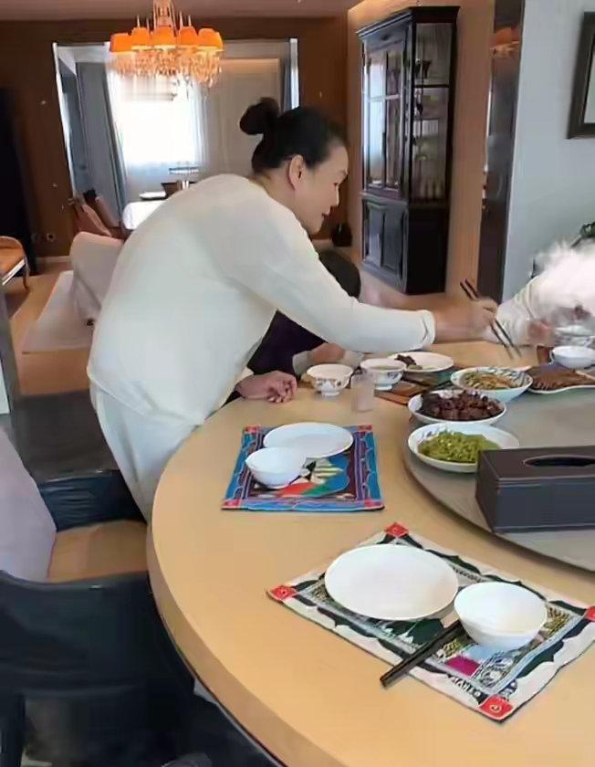 汪小菲把两个孩子从台北接回了北京，张兰照顾玥儿箖箖，别墅有前后院超级大 