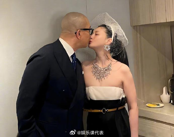 曝具俊晔亲手打造大S墓园 据台媒，大S的墓园由具俊晔亲手打造，他已投入绘制设计图