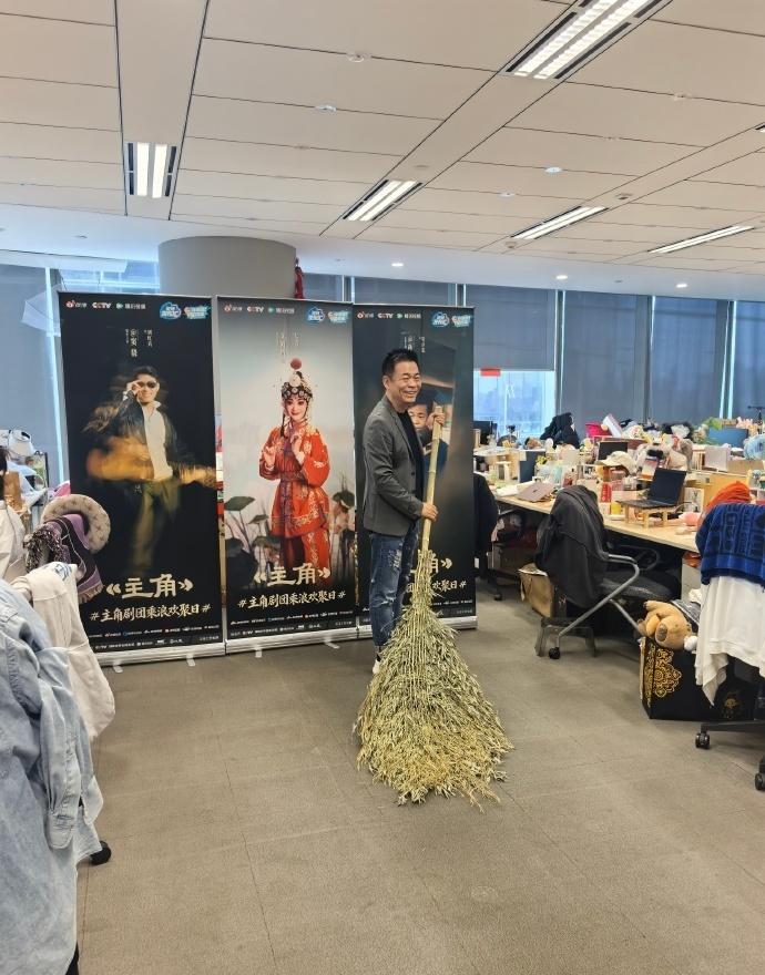 谁被孙浩老师整活笑晕！直接扛着扫帚来扫楼，太有诚意了，没有花活全是真心，一边心疼