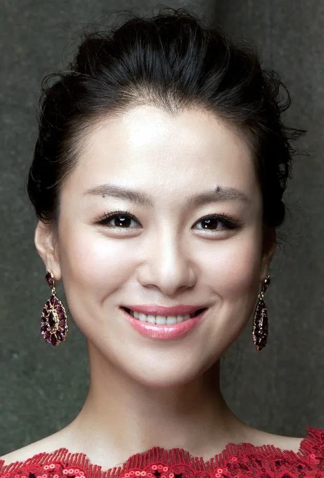 这个女人身上独有的东西，让她总是胜在一方。她没演过什么惊天动地的大戏，却拥有大量