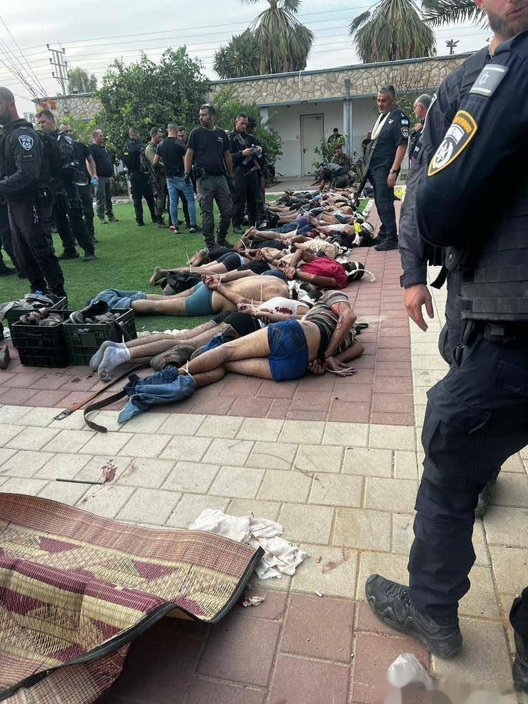 下图是一群被以色列军队抓住的巴勒斯坦武装分子，看来巴以双方都很了解人性，把人抓住
