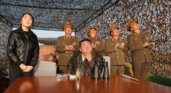 重磅！金正恩携女儿同步亮相，释放重要信号。

朝鲜在 4 月 19 日试射了改进