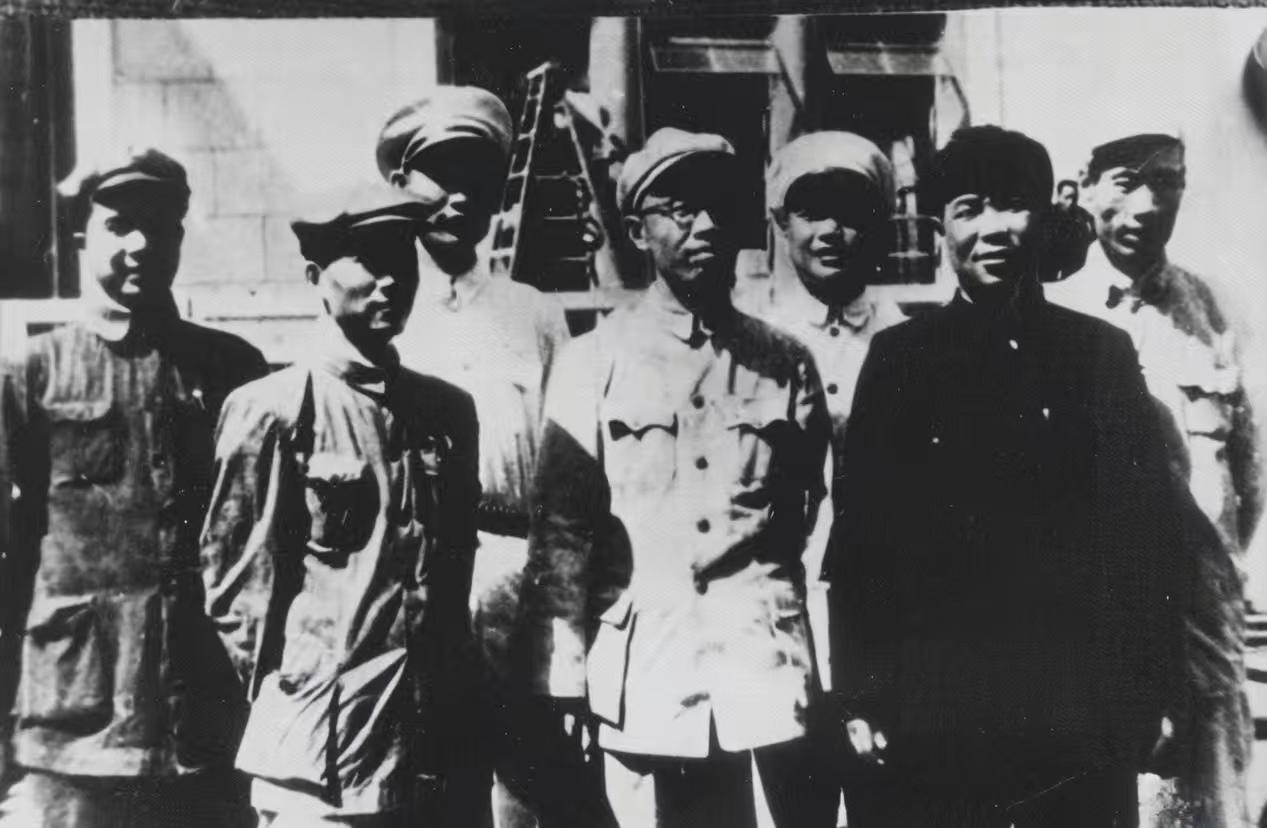 解放初期的杭州市领导人
左起：李丰平、林枫、王芳、吴宪、姚力、江华、傅展如