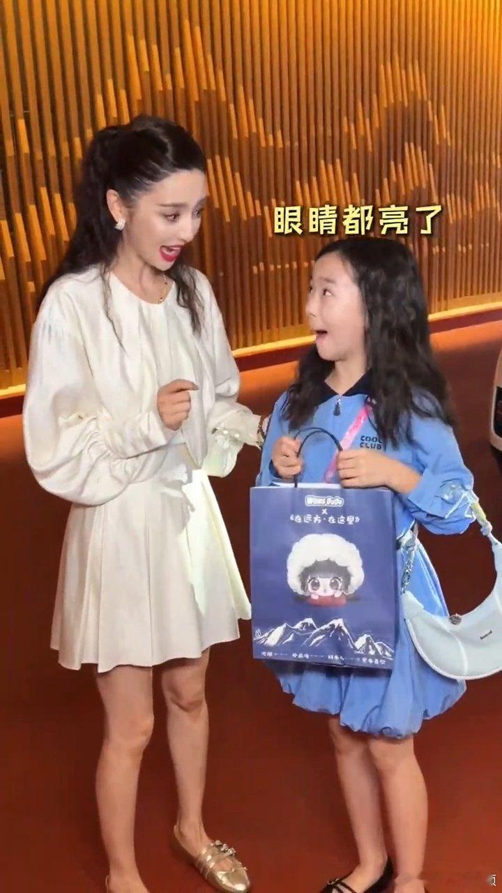 佟丽娅给小酒窝片酬佟丽娅给小酒窝一袋子片酬 佟丽娅给小酒窝片酬，感觉小酒窝看见袋