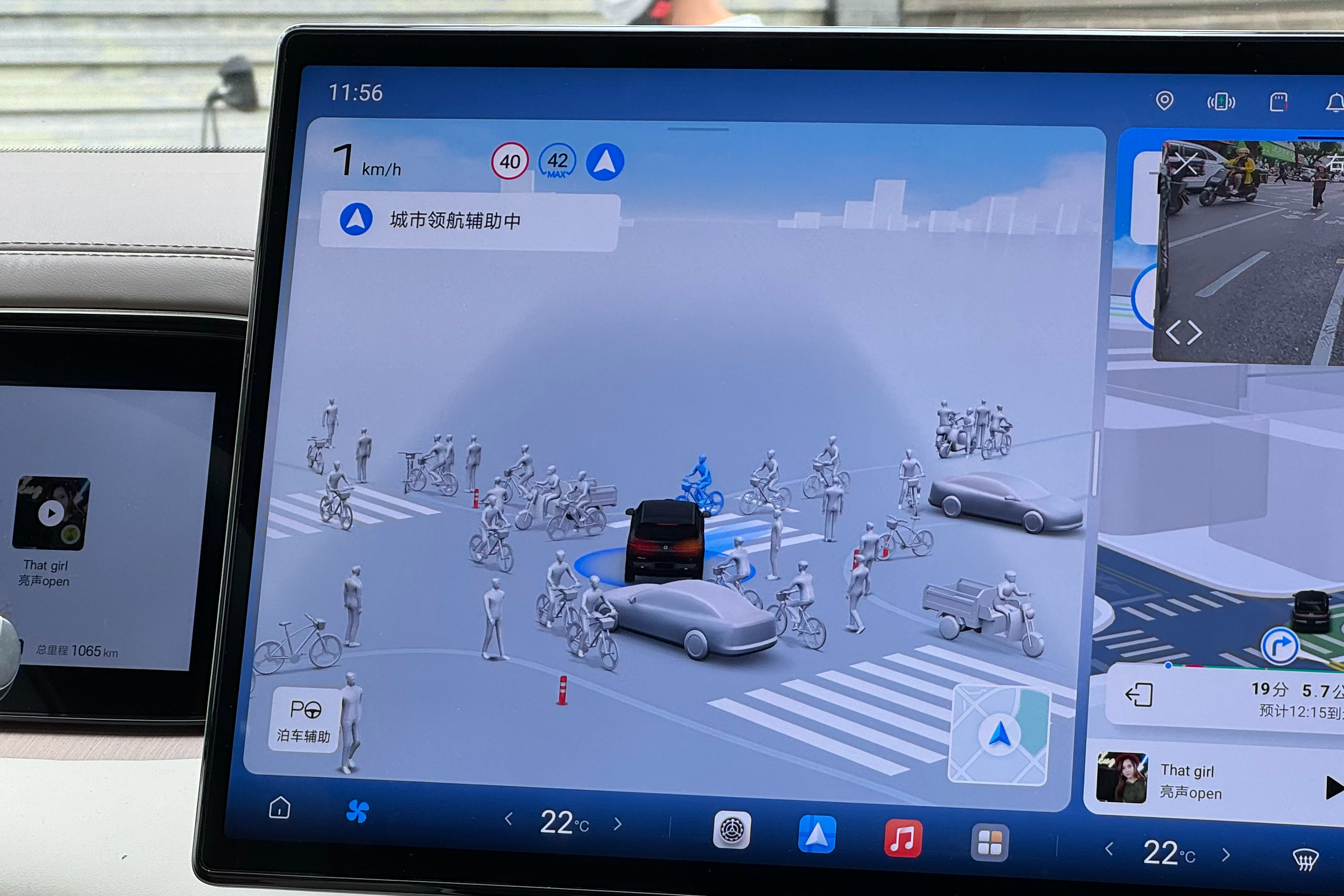 上午体验了下腾势 N8L 的辅助驾驶，这场景属于是“被围殴的辅助驾驶”[二哈]新