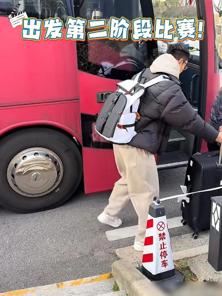 连夜赶回，立刻出征。
全明星的光环，在赛程表前碎了一地。
看看这新秀的数据：