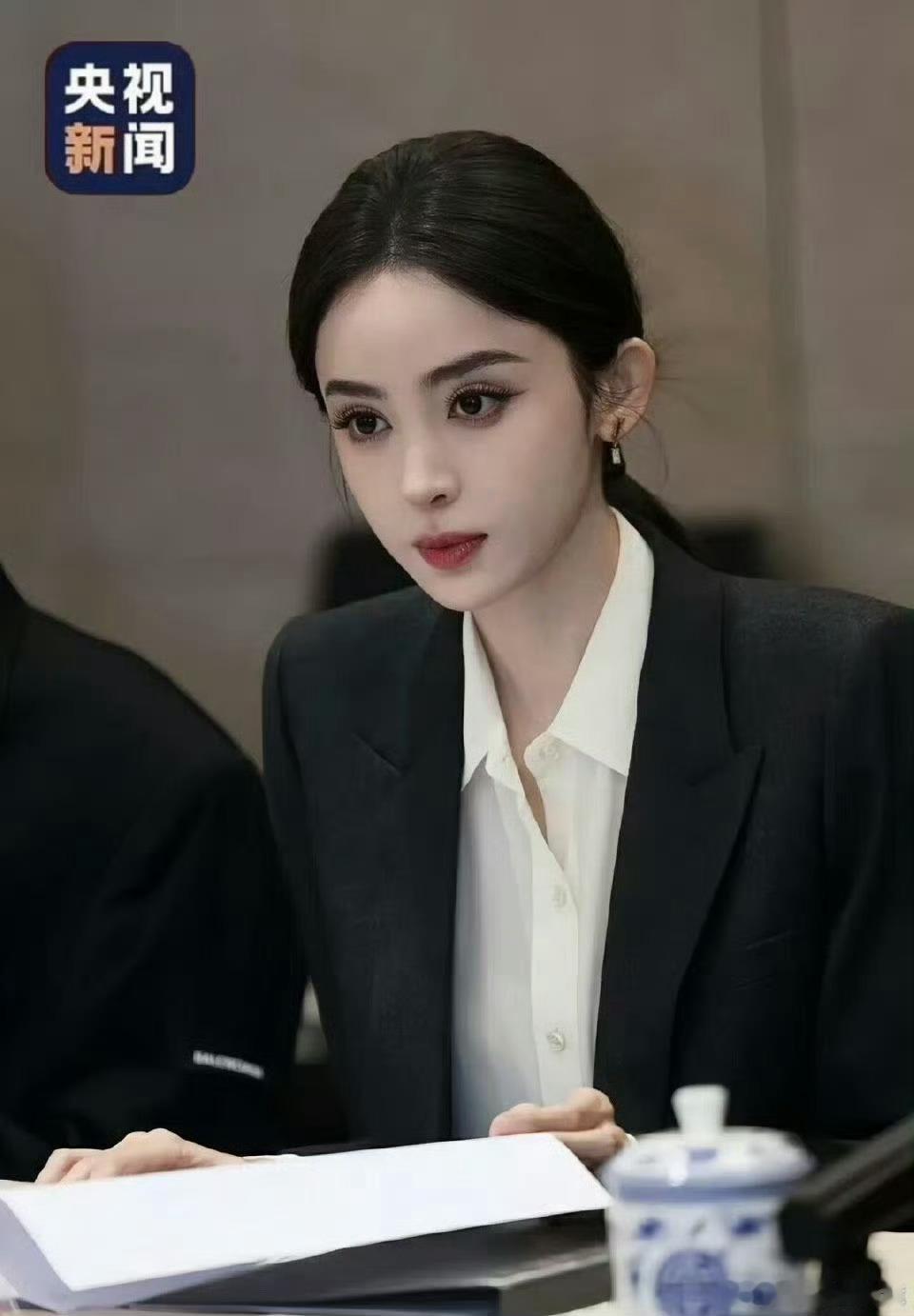 不愧是娜扎这可是央视新闻啊娜扎拥有绝对的美貌，但不只拥有美貌，期待娜扎用她的待播