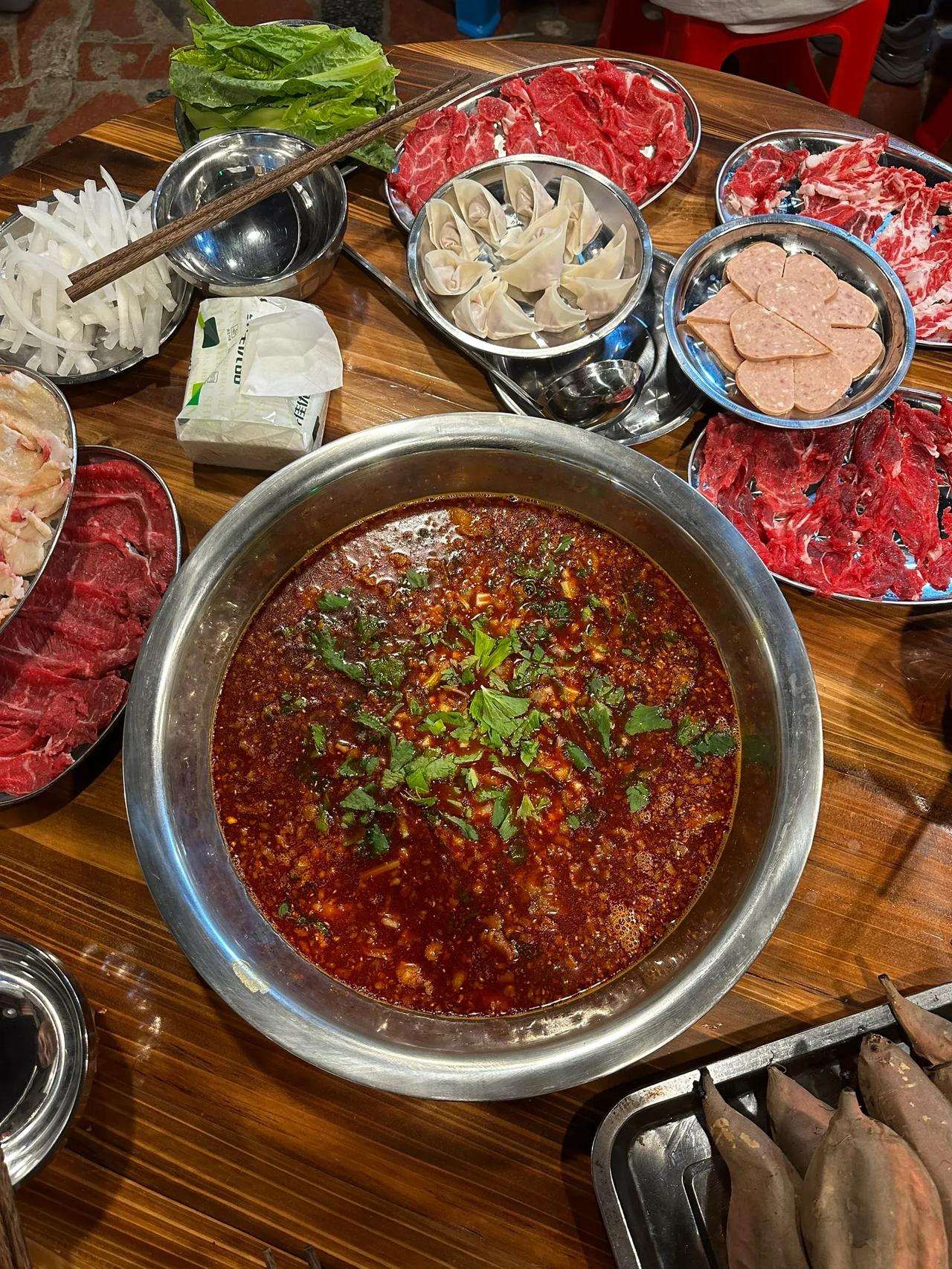 渣渣牛肉以前真没吃过

要不是成都朋友带我来，
真是找不到，
好火啊，
提前网上