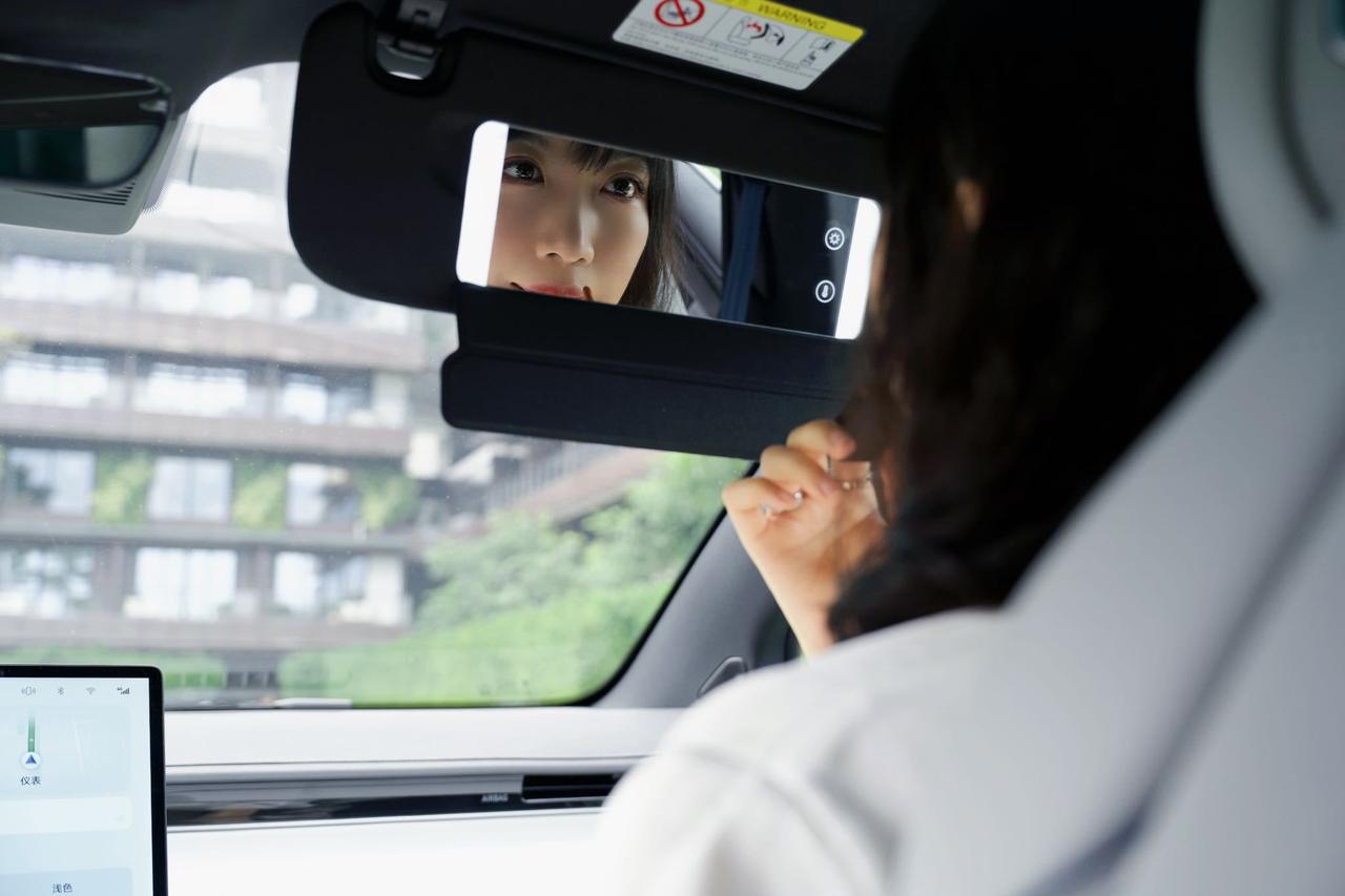 秋冬试驾智界！仪表台补妆不冻手太香
之前在公司趴桌午休，醒来手麻得连手机都握不住