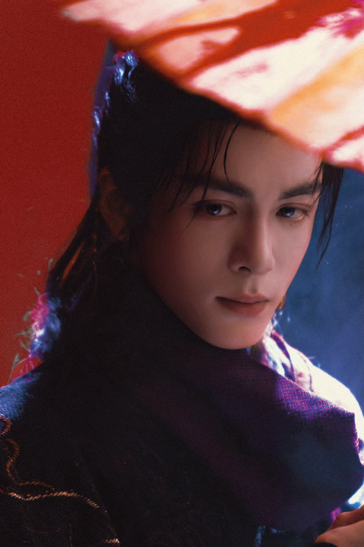 曾舜晞武拾光十二念间试锋芒曾舜晞武拾光十二念间试锋芒，执伞仗剑太帅了曾舜晞执伞仗