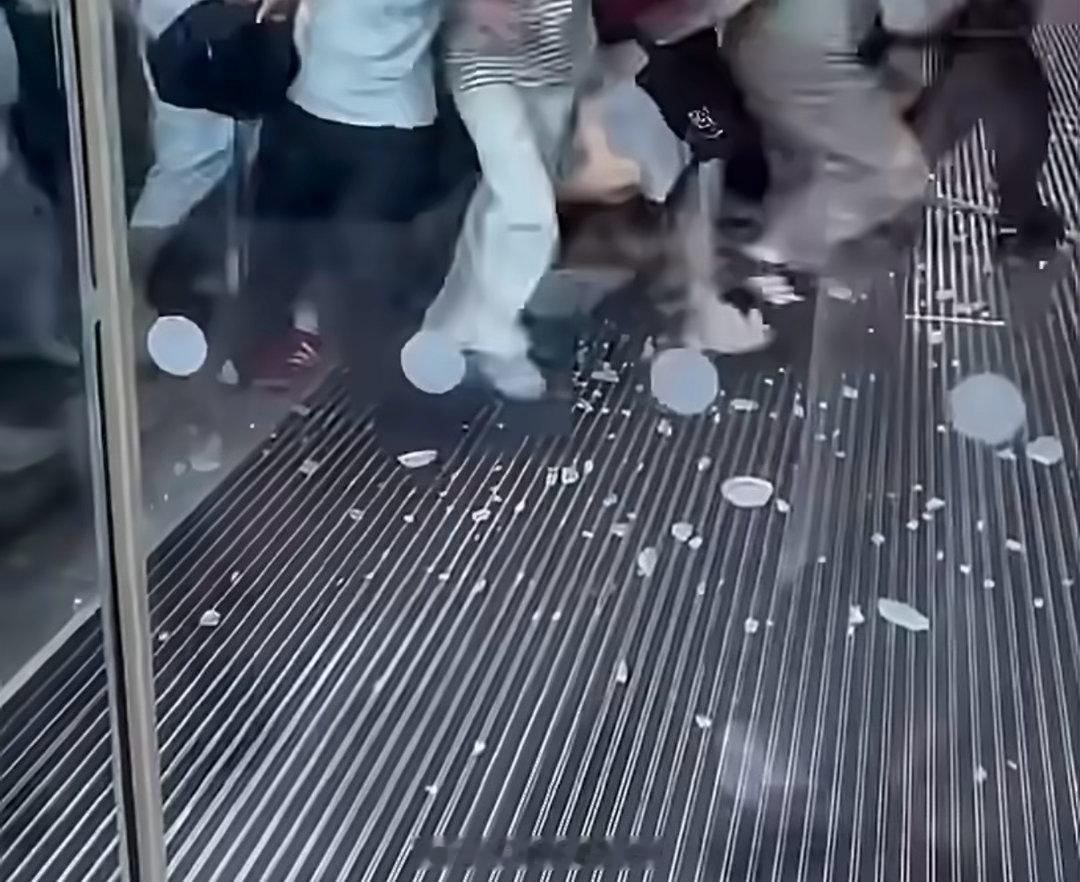 张凌赫线下活动人气好夸张，现场的粉丝把玻璃都挤碎了，注意安全啊…… 