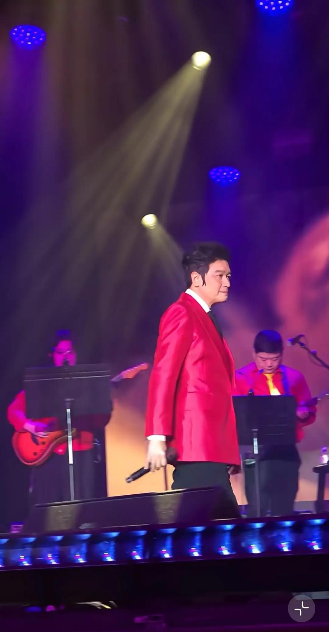 63岁的罗嘉良也没逃得过岁月的摧残。

年轻时候的罗嘉良高大挺拔身板正，如今脖子