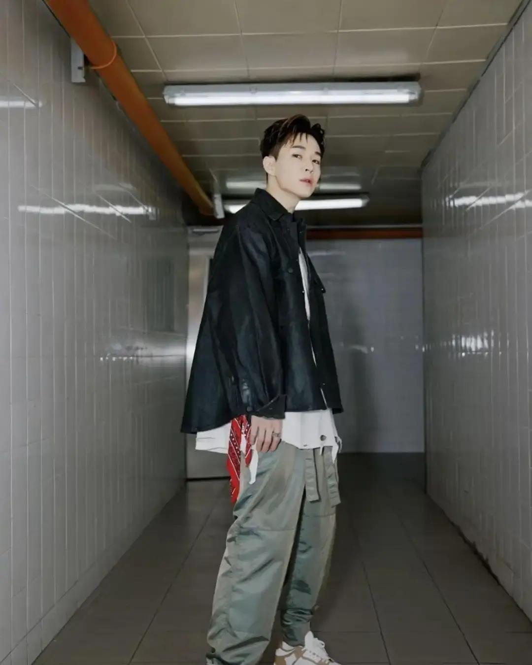 罗云熙跨年夜一抬琴弓，江苏卫视的收视率就飙了。
连续三年压轴，他穿黑礼服站在光圈