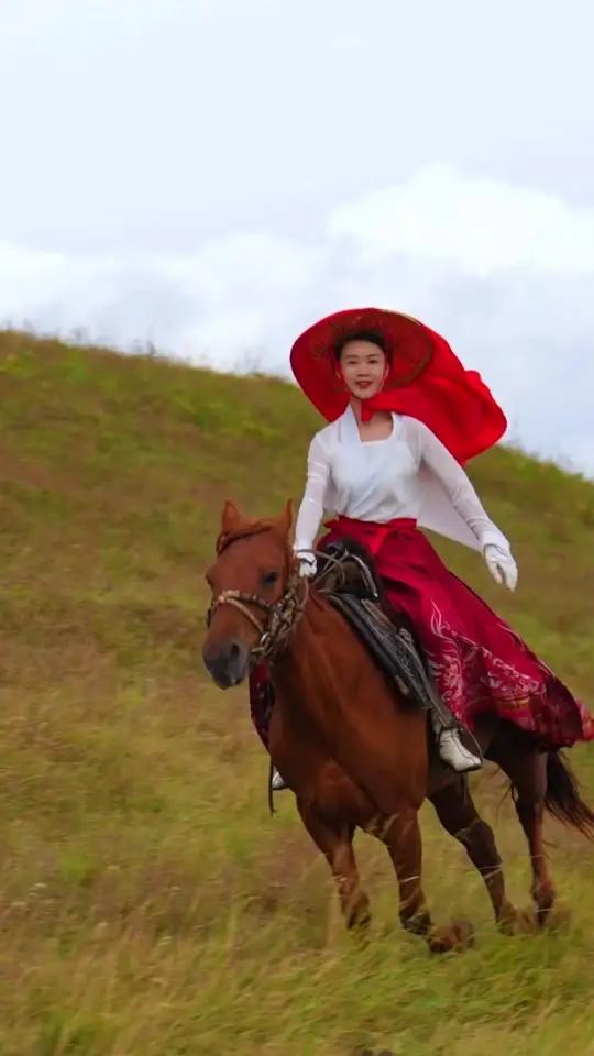 心痛！贺娇龙，真的走了[流泪]
贺娇龙， 走了！这次是真的！
从坠马受伤，到传闻