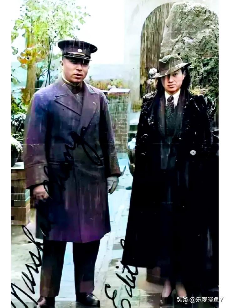 一九三五年，在河南洛阳的张学良和赵四小姐。这绝非演戏，也而非影视剧中的演员所饰演