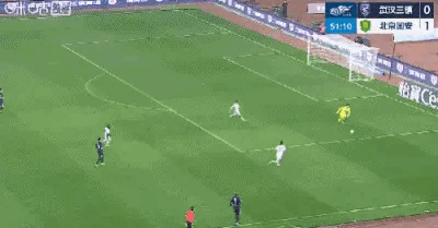 武汉三镇vs北京国安 方镜淇上半场过人成功之后把自己过上头了，刚才对着两个人还想