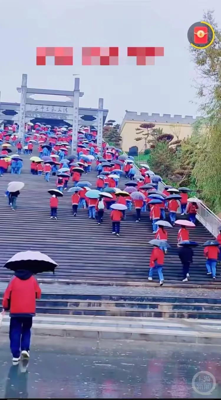 甘肃一中学，因校门口台阶多，莫名其妙地成了网红。一些人纷纷吐槽，认为不方便孩子上