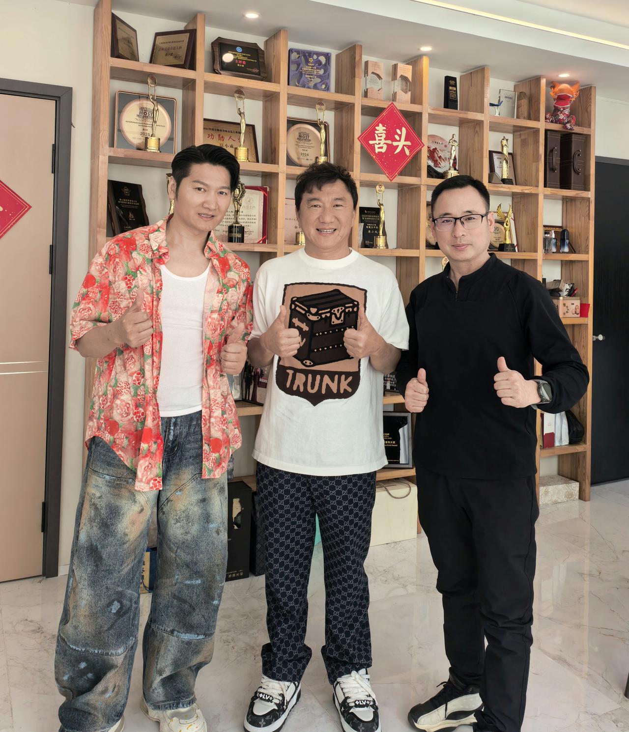 二月二龙抬头这天，梁伟赤、原小成、吉林阿宾三人同框祝大家马到成功，还挺有节日氛围