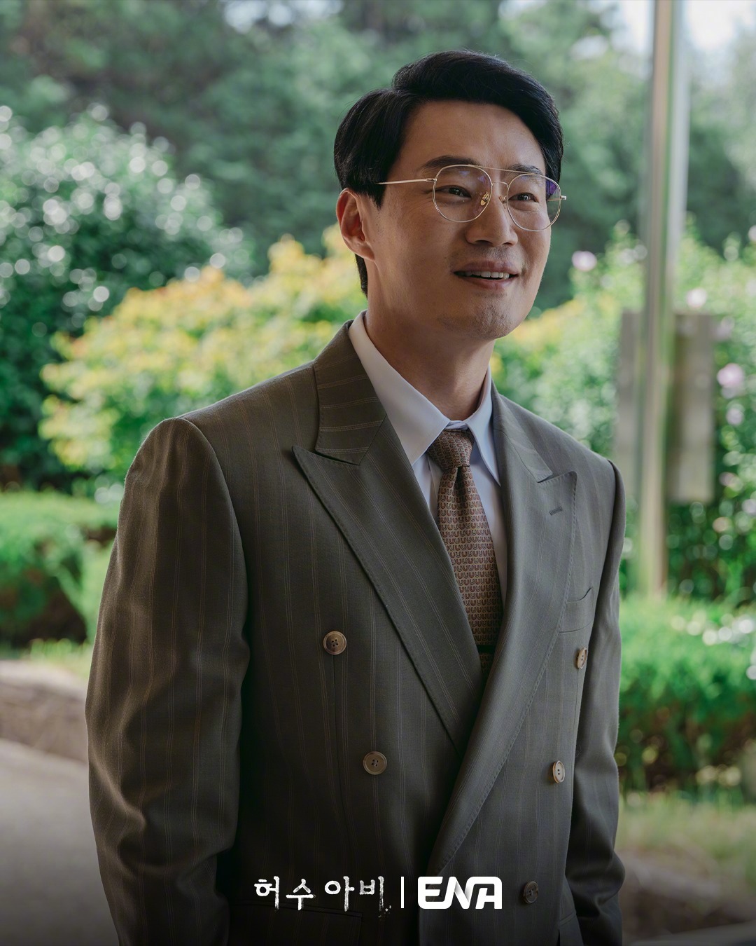 ENA新月火剧韩剧稻草人 公开李熙俊 剧照。该剧讲述调查连环杀人案真凶的刑警与自