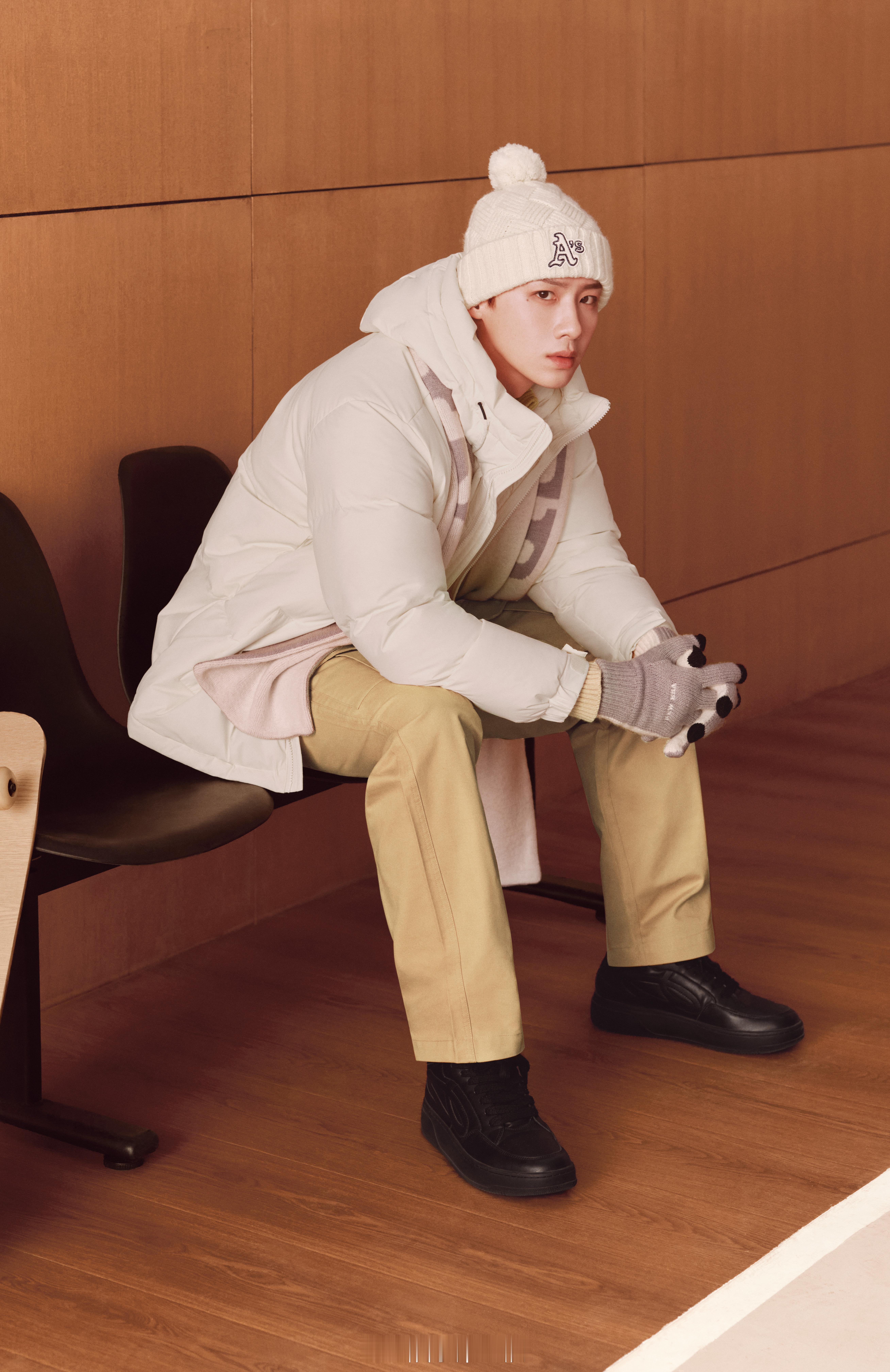 谁允许白敬亭这么会穿 白敬亭的冬日穿搭，同色系羽绒服配米色针织帽精致又大气，灰蓝