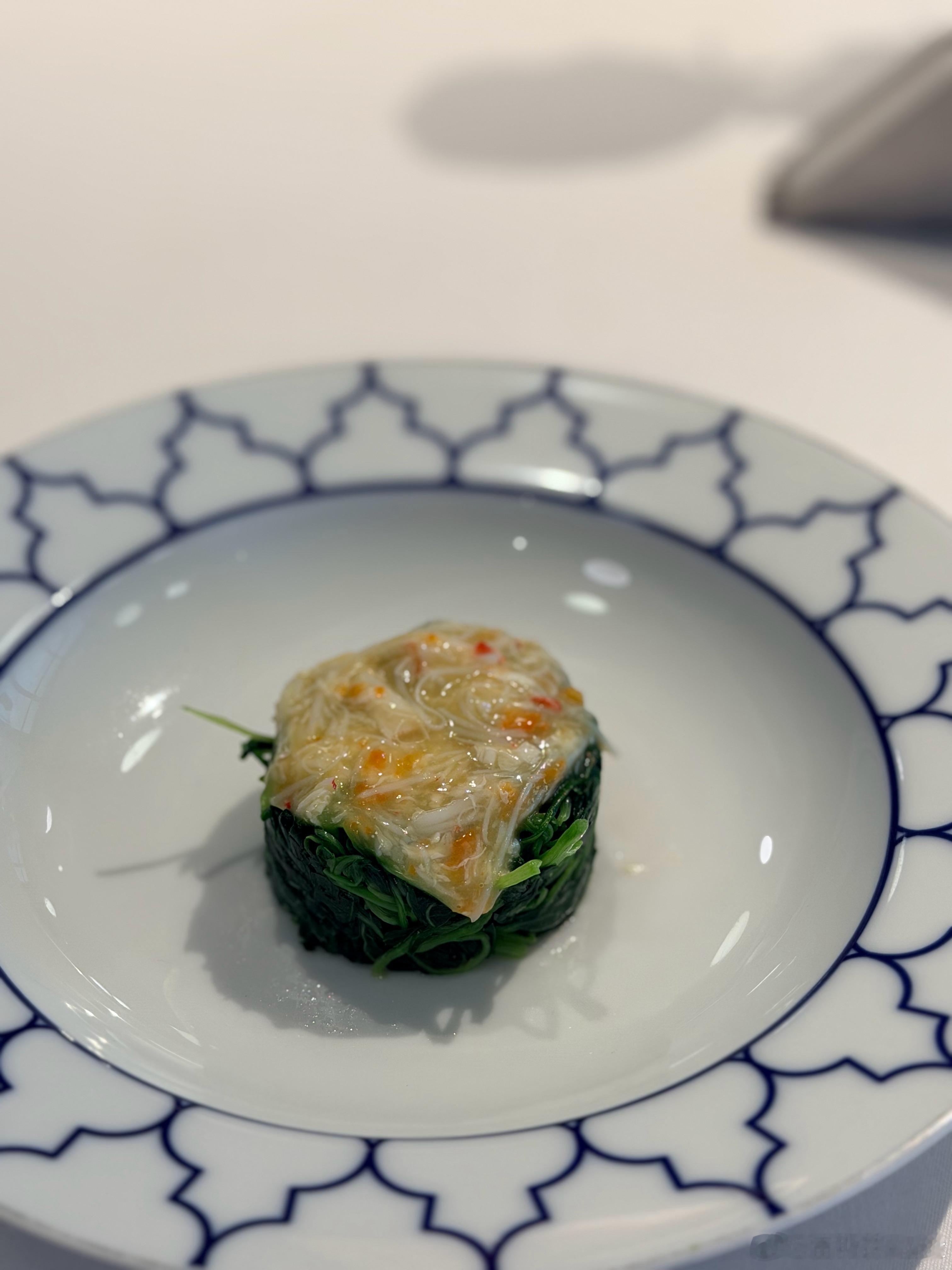 米其林二星的吉品轩最近餐厅周又更新了午市套餐了，过来尝尝。大部分是位上菜，都挺好