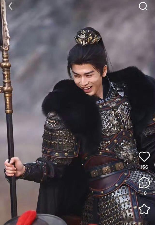 曾庆杰坐在摄像机后面看着张凌赫这几幕，陷入了深深的沉思 