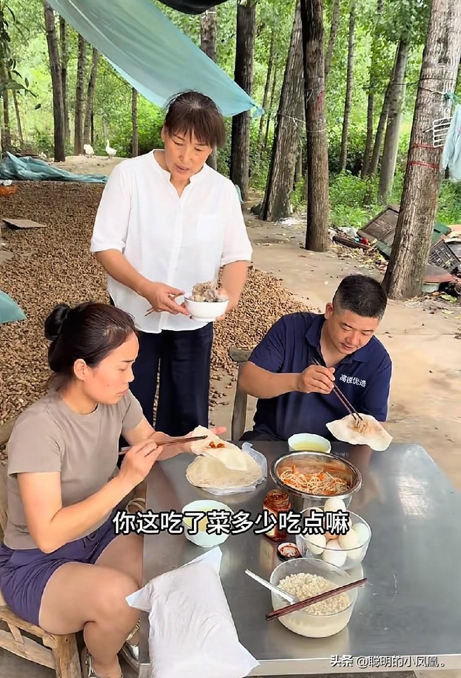 小故事！
    大飞 他妈刘二蛋她是，太阳 从西边出来了。这刘二蛋  一大早上