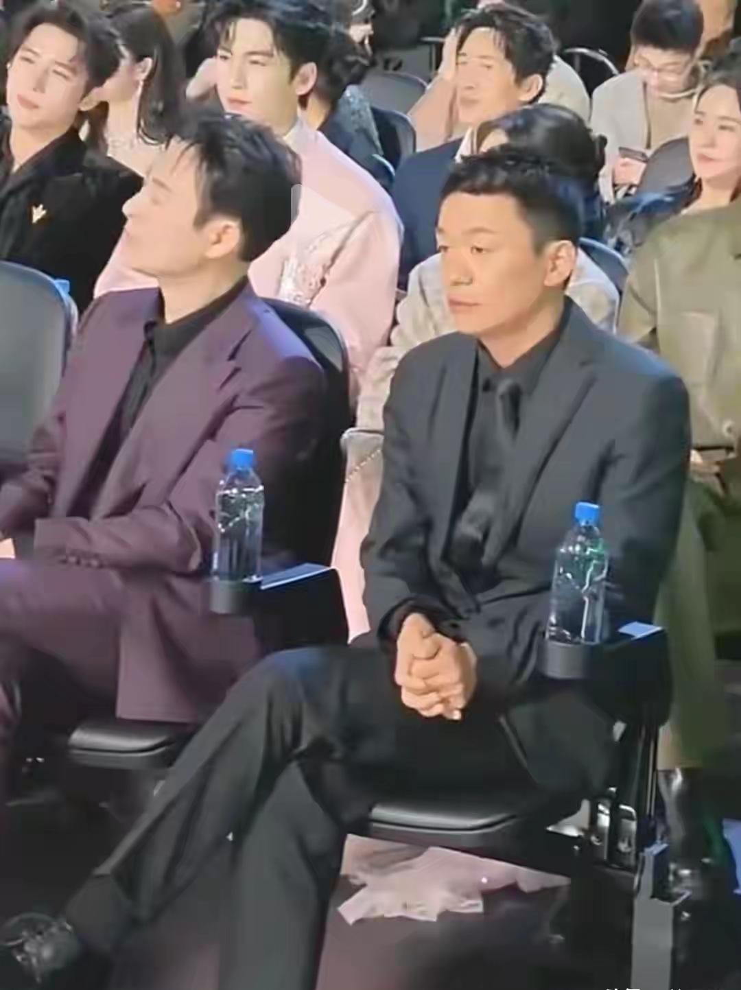 王宝强当导演以后，这个派头不一样了，真是演啥像啥。