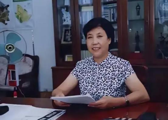 1980年，33岁的郭凤莲被叫进大寨党支部办公室，上级来人念了一份调令：免去大寨