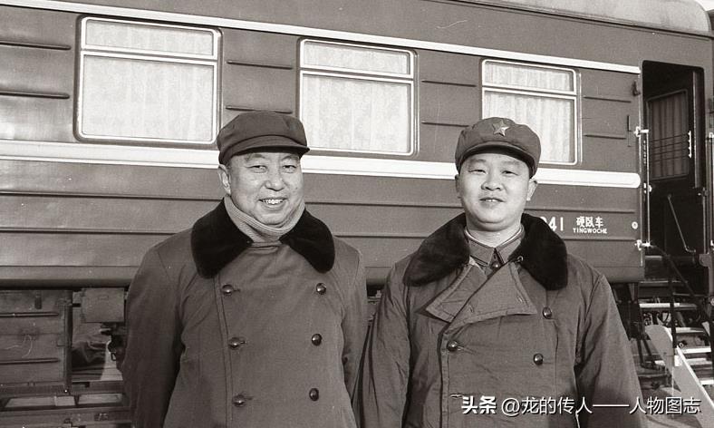 1978年元旦，华国锋到河北唐山视察，与曹万贵在列车下合影。