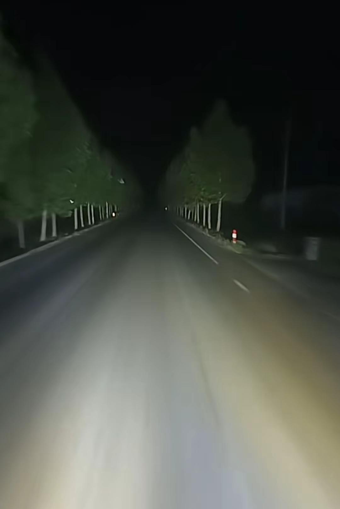 一个人真清净，远光灯照亮夜晚的乡村公路 🌙🚗