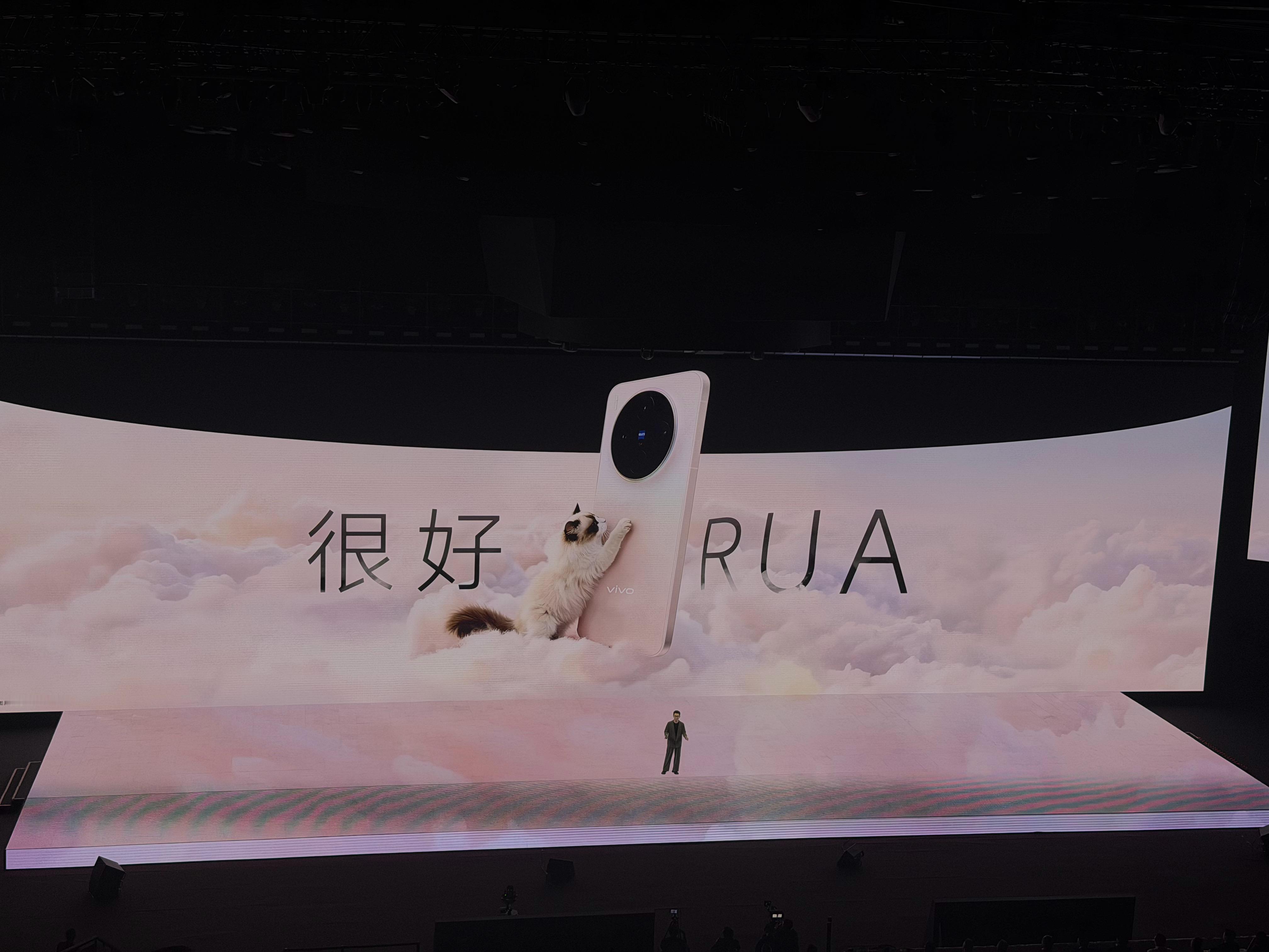 粉色的手机确实很爱，这次vivo X300 后盖做的很丝滑，加上 6.31 英寸