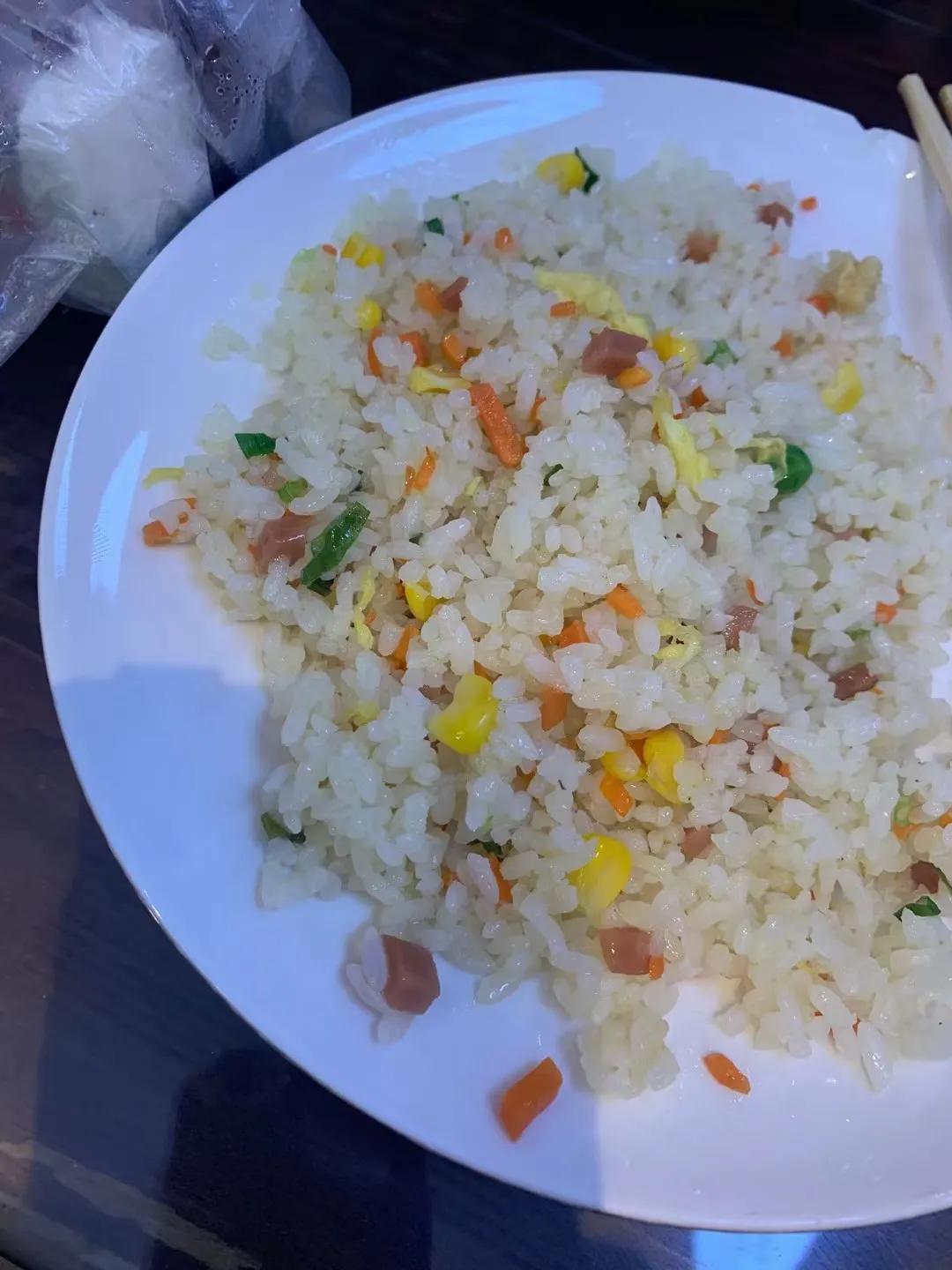 终于吃到真正的扬州炒饭了，因为这是扬州！
果然很对胃口！清淡，爽口！

不像我们