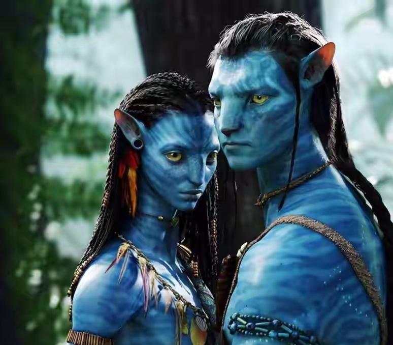 顶楼镜头。
潘多拉星的密林里，纳美人拖着大辫子射箭——这画面，眼熟得让人起鸡皮疙