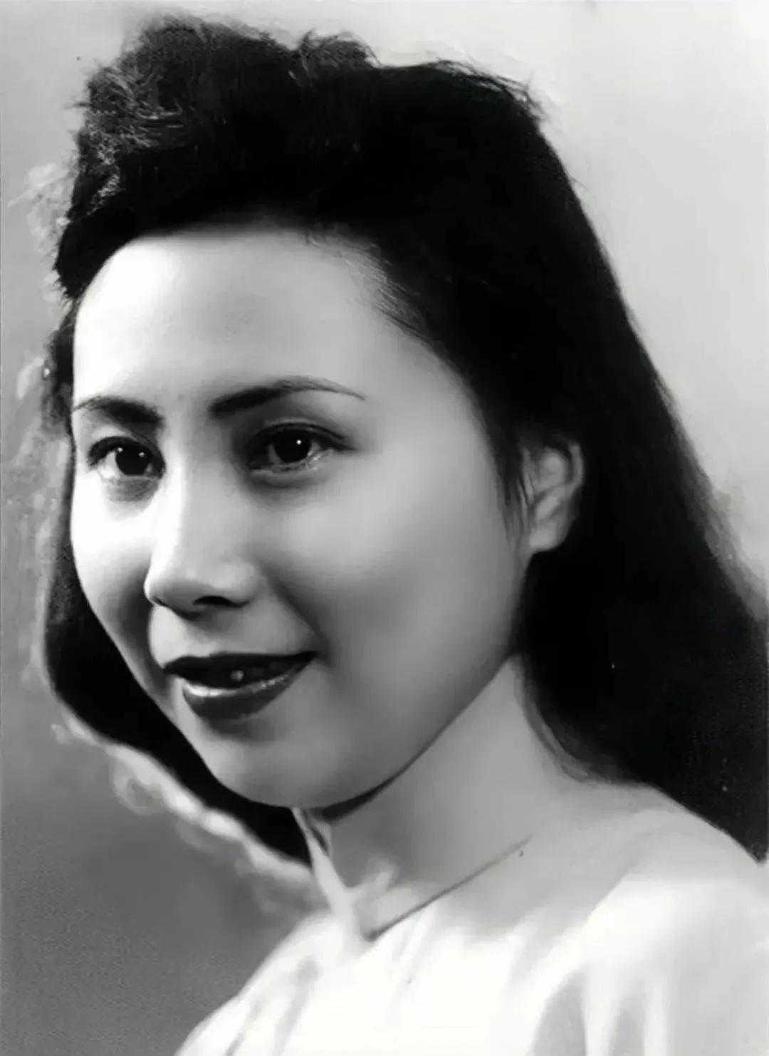 这位女电影演员在上世纪五十年代虽然不是一线明星，但演技出色。
1957年，她在经