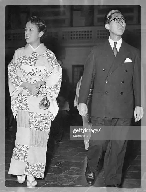 1943年初，裕仁天皇派亲弟弟到中国战场鼓舞士气，不料这位亲王读完《论持久战》后
