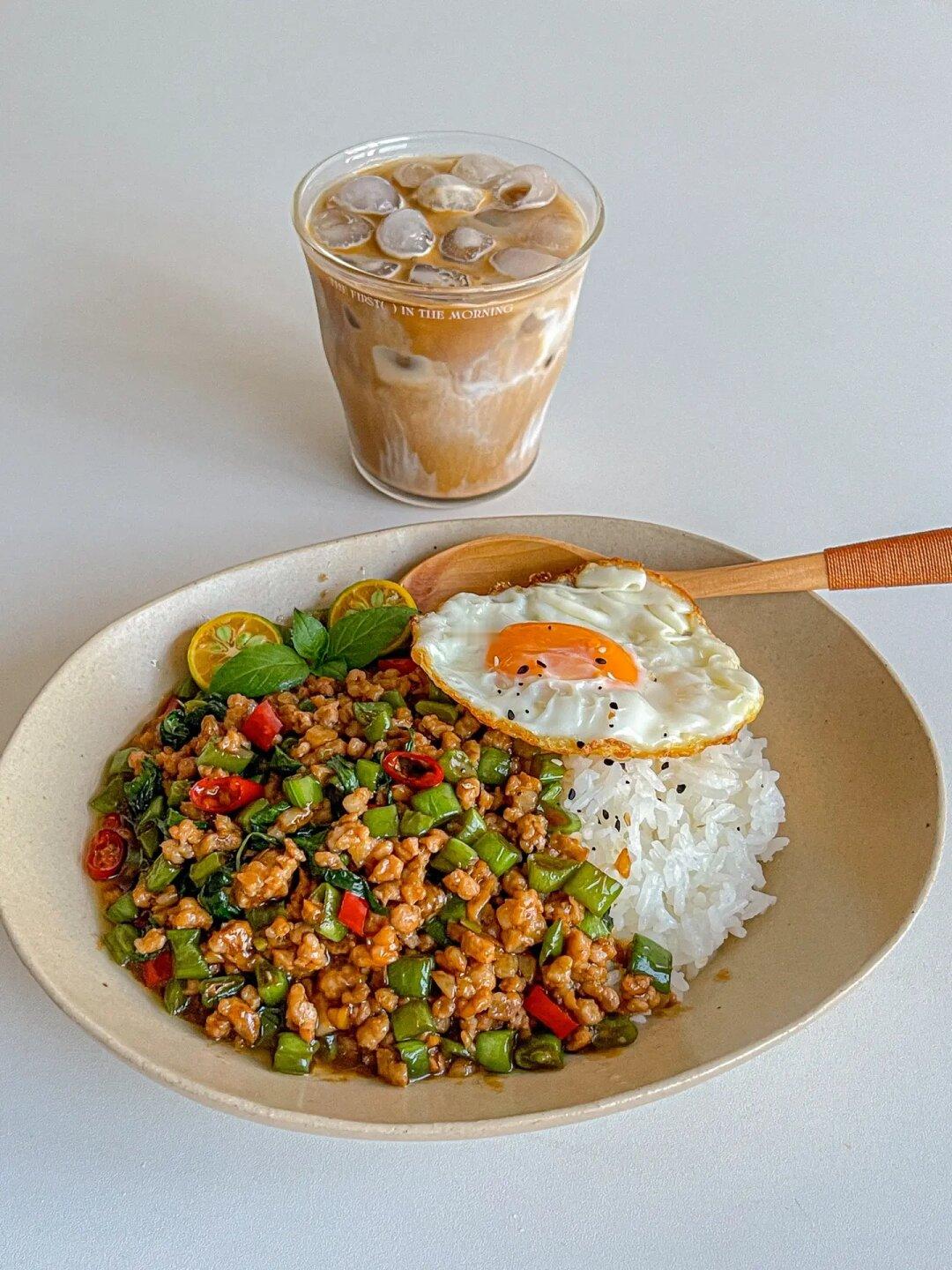 费米饭系列🍚泰式打抛猪肉盖饭🐷冰拿铁🥛