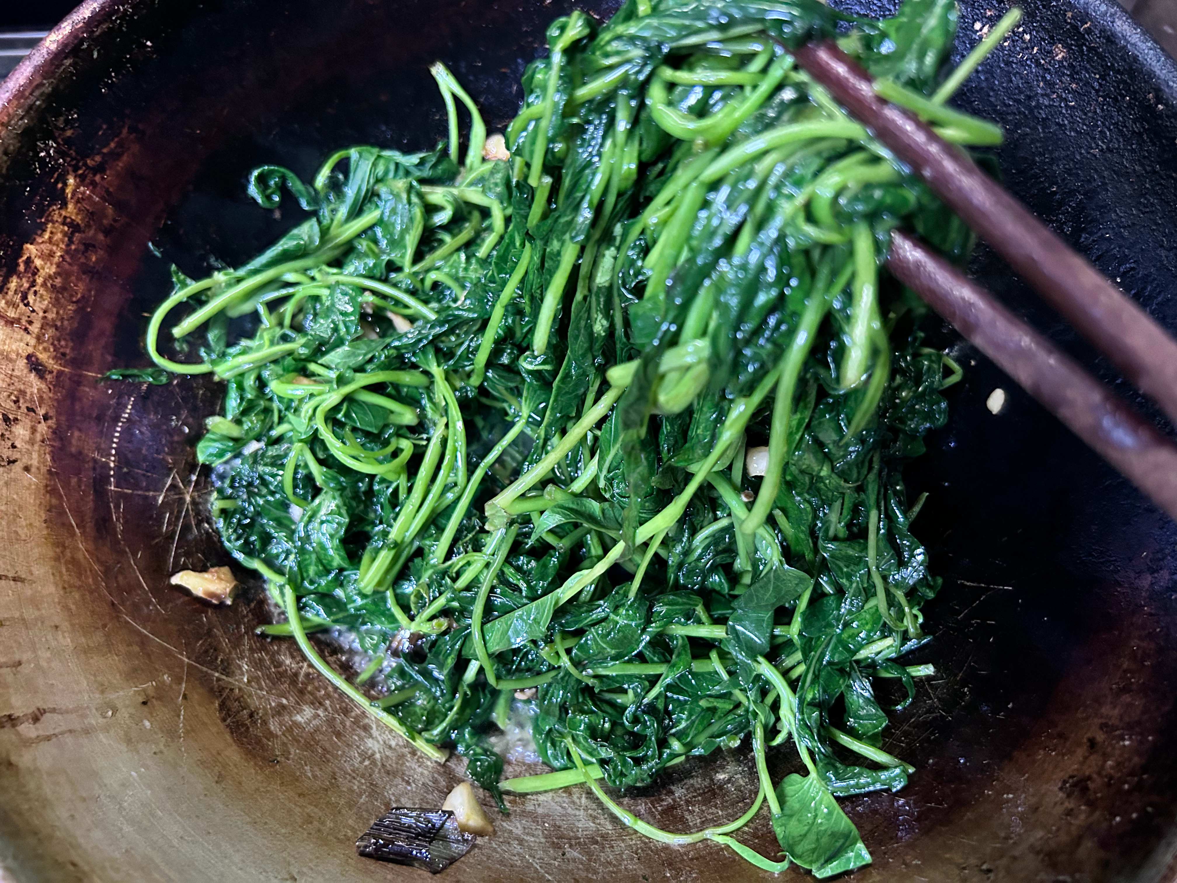 我的宝藏食谱蒜香空心菜夏天补充维生素首选空心菜，怎么做能好看又有味，五分钟搞定食