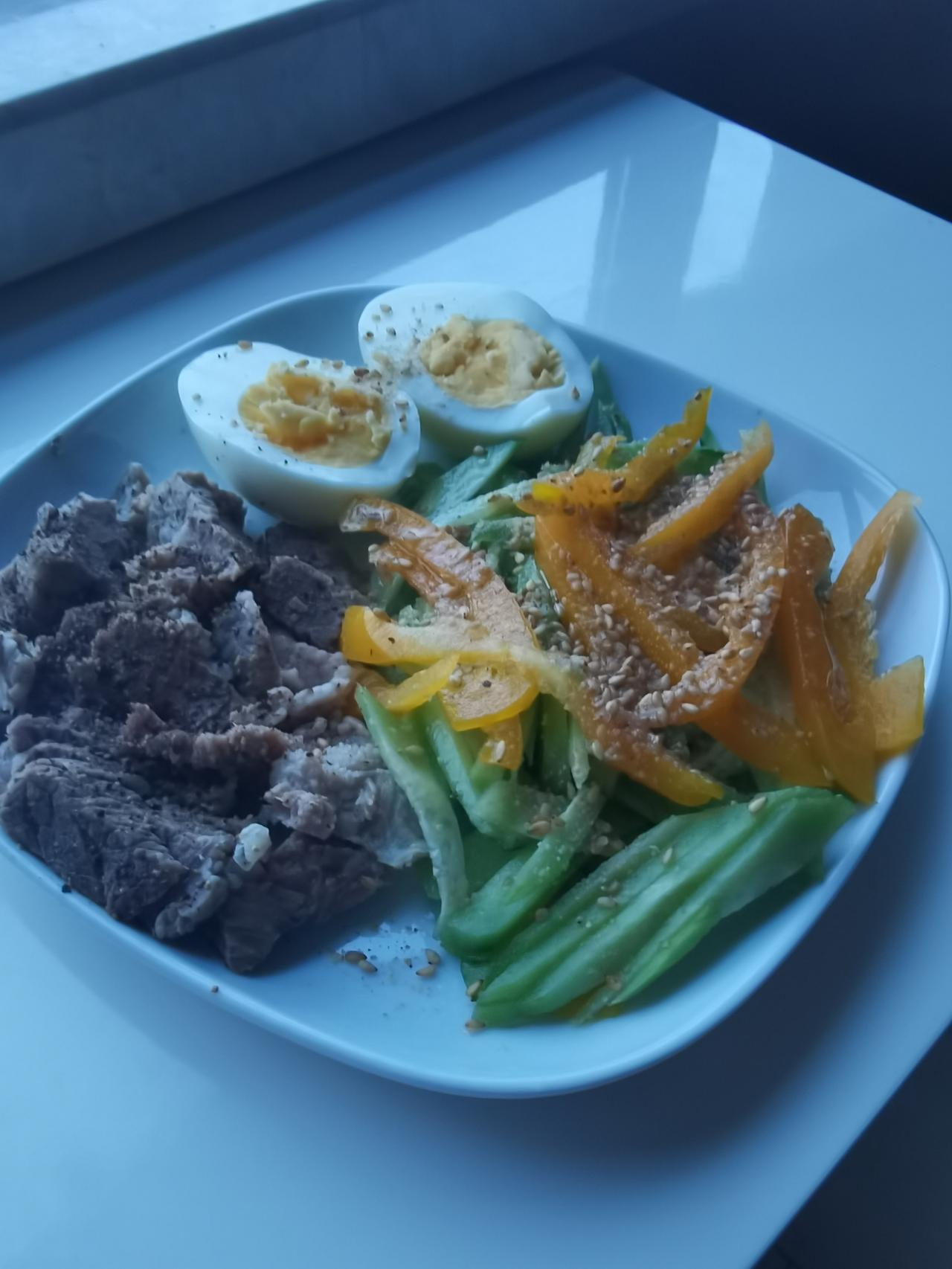 独居老人的蛋白质早餐

今日早餐：黄瓜丝拌彩椒丝、牛肉、一个鸡蛋、一只萝卜丝饼、
