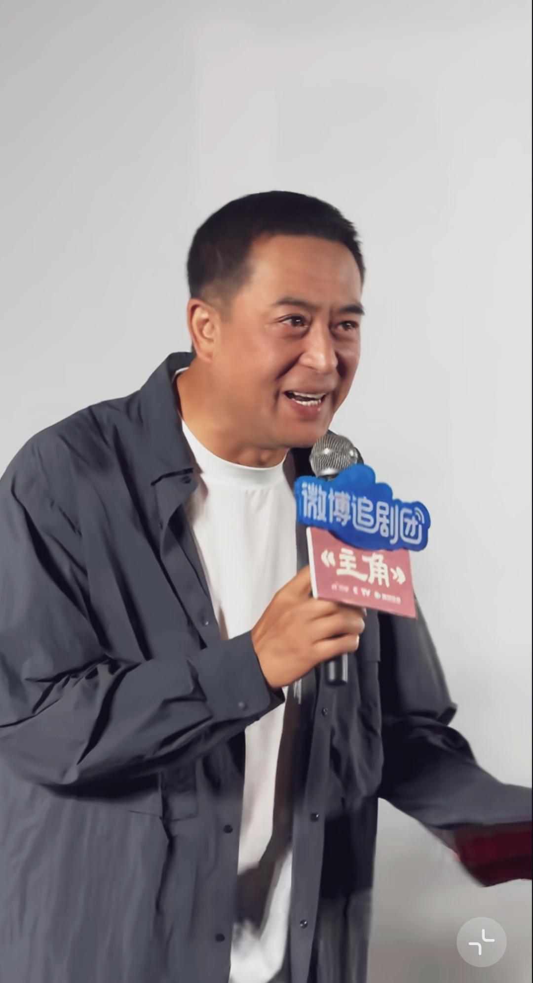 张嘉译的笑容太有魔力，真的好可爱，让人莫名的有亲切感！