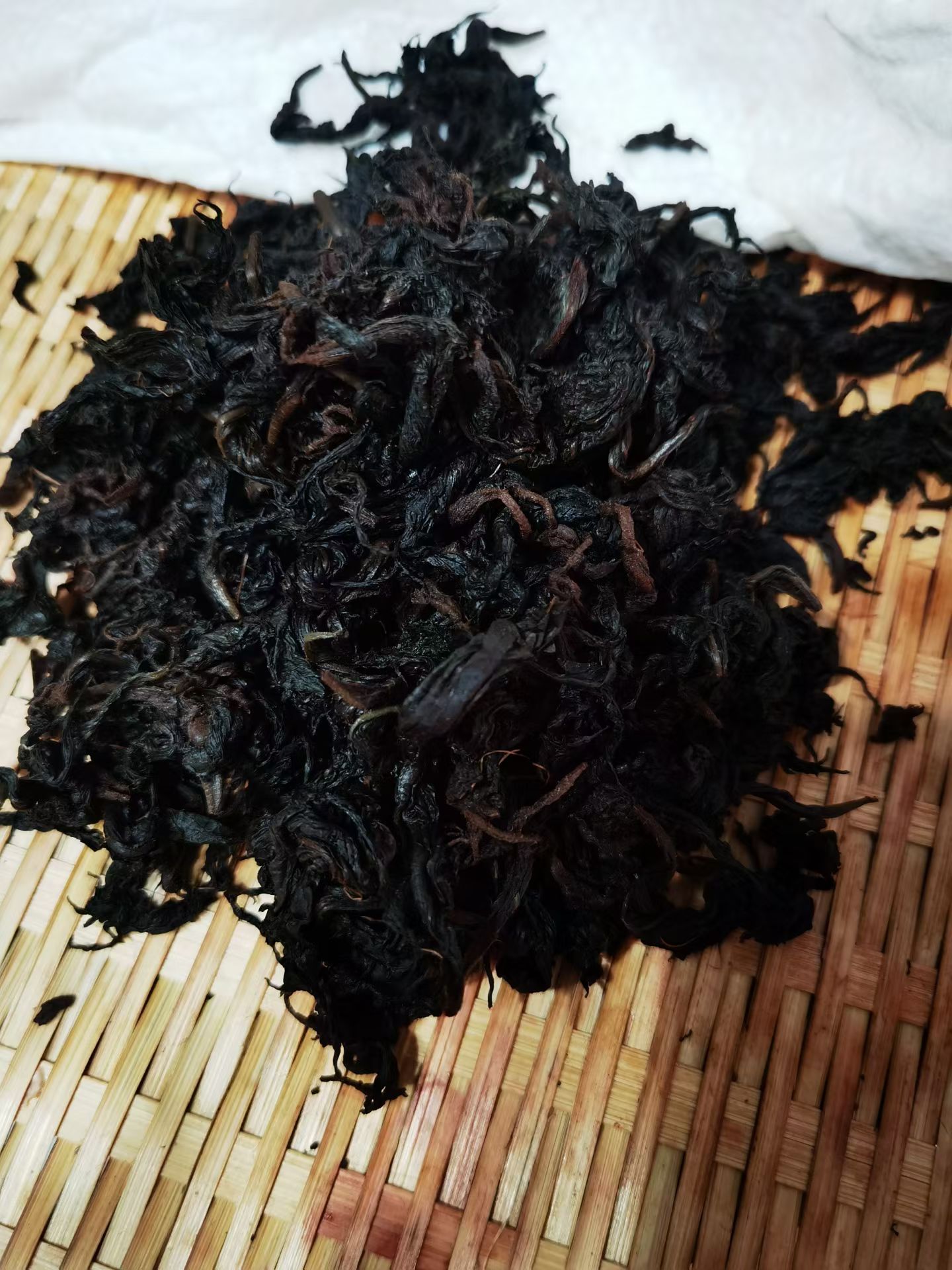 ✨紫苏叶晒了又揉，折腾一天半的红茶终于成了～喝着清清爽爽，甜丝丝的，完全没有生泡